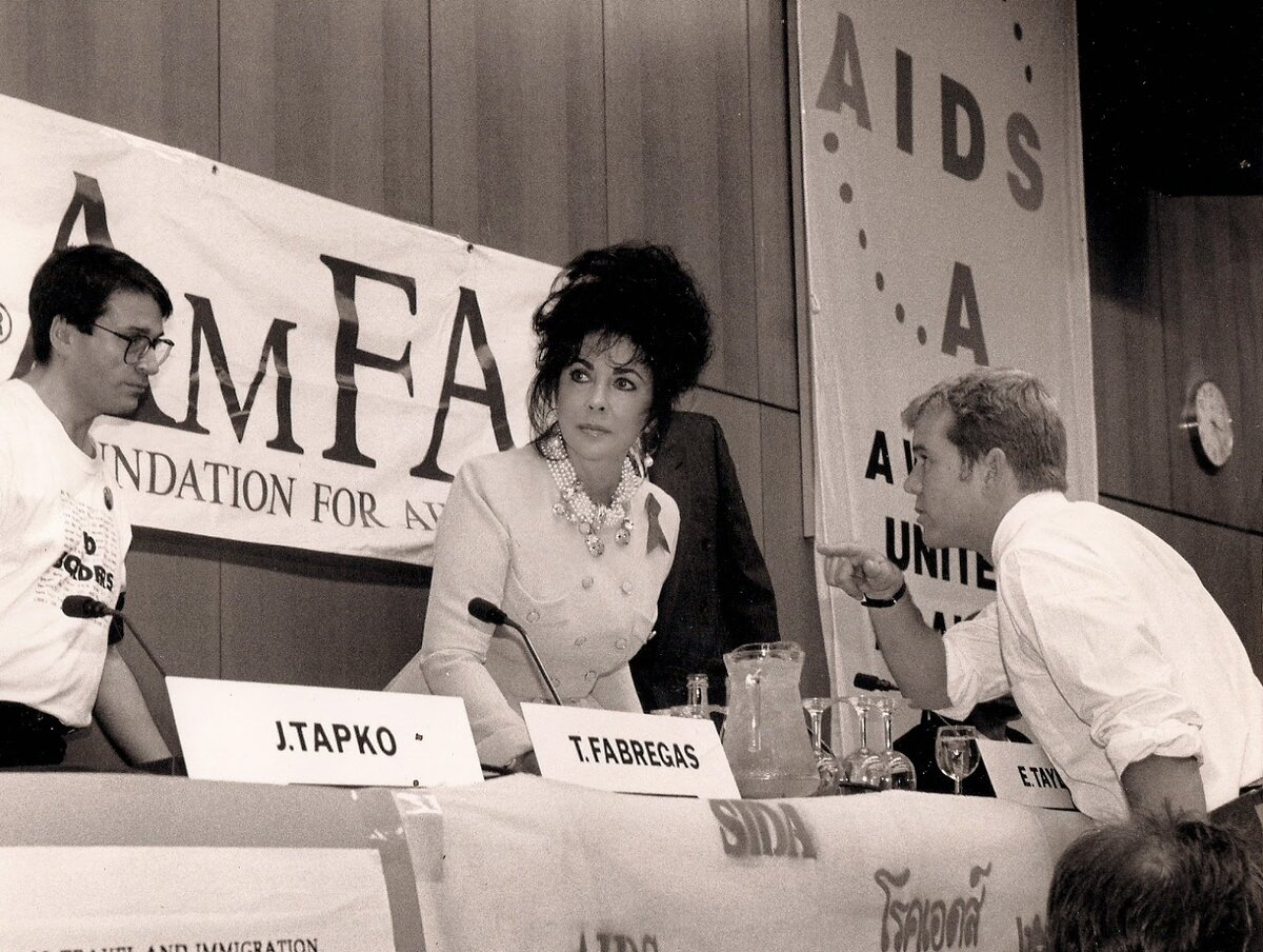 Элизабет Тейлор на общественном мероприятии Элизабет Тейлор на общественном мероприятии