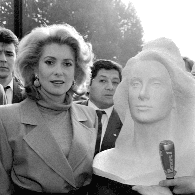 Катрин Денев и бюст Марианны, сделанный в ее образе Катрин Денев и бюст Марианны, сделанный в ее образе