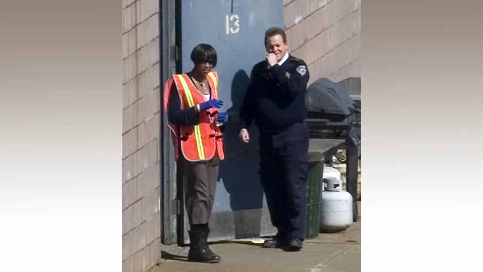 Наоми Кэмпбелл на общественных работах Наоми Кэмпбелл на общественных работах