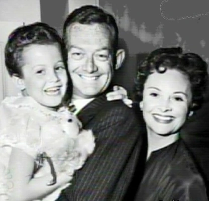 Сигурни Уивер в детстве с родителями Сигурни Уивер в детстве с родителями