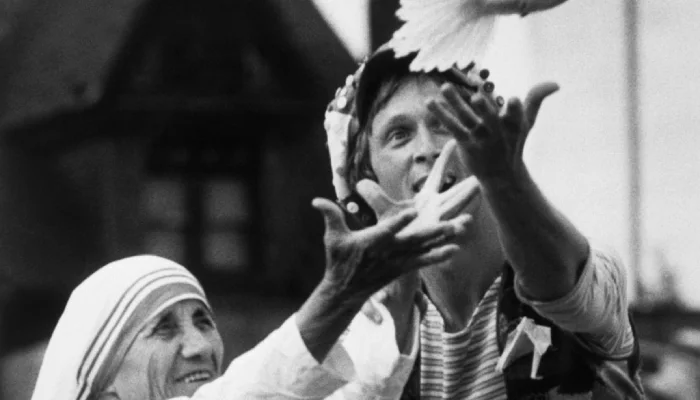 Мать Тереза выпускает голубя мира Мать Тереза выпускает голубя мира