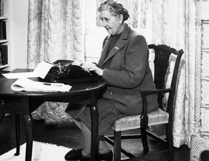 Агата Кристи за пишущей машинкой Агата Кристи за пишущей машинкой