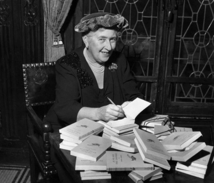 Агата Кристи подписывает свои книги Агата Кристи подписывает свои книги
