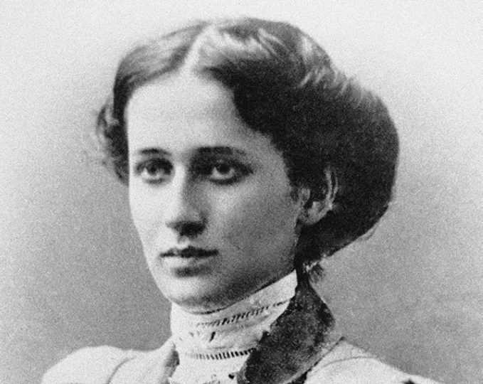 Анна Ахматова в 1910 году Анна Ахматова в 1910 году