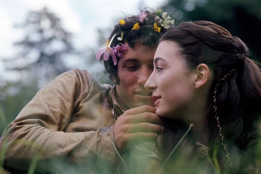 Анжелика Хьюстон в фильме «Прогулка с любовью и смертью» Анжелика Хьюстон в фильме «Прогулка с любовью и смертью»