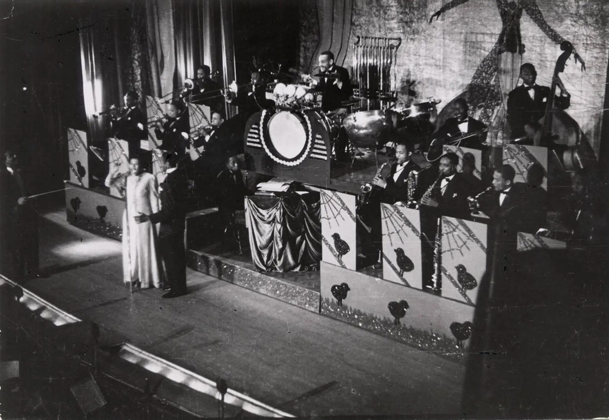 Элла Фицджеральд на сцене «Аполло» в 1937 году Элла Фицджеральд на сцене «Аполло» в 1937 году