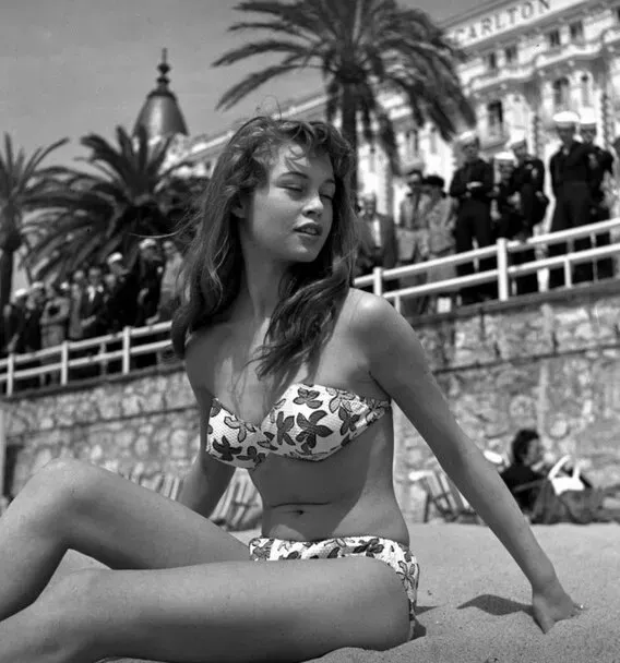 Юная Брижит Бардо в бикини Юная Брижит Бардо в бикини