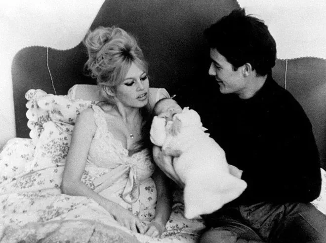 Брижит Бардо и Жак Шарье с ребенком Брижит Бардо и Жак Шарье с ребенком