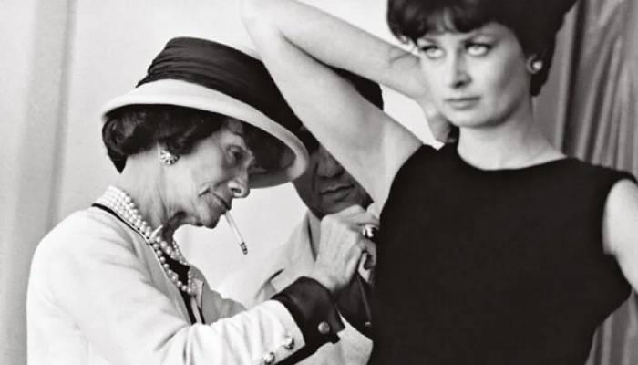 Коко Шанель подгоняет платье на модели Коко Шанель подгоняет платье на модели