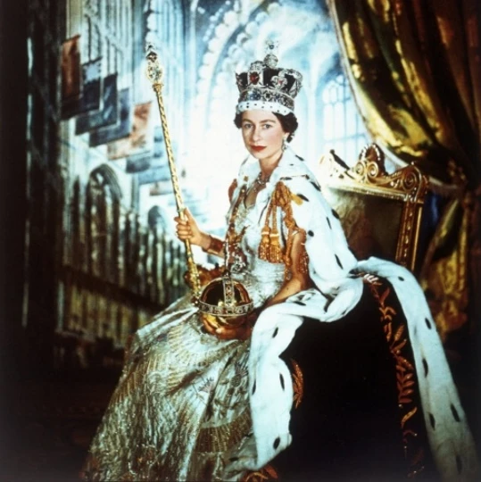Королева Елизавета II на троне