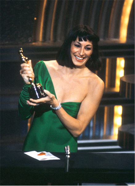 Анжелика Хьюстон получает «Оскар»