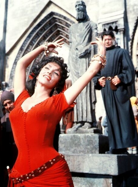 Джина Лоллобриджида в фильме «Собор Парижской Богоматери» Джина Лоллобриджида в фильме «Собор Парижской Богоматери»