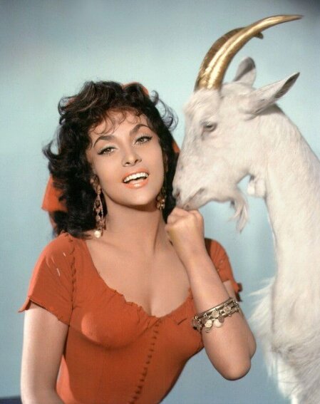 Джина Лоллобриджида в роли Эсмеральды Джина Лоллобриджида в роли Эсмеральды