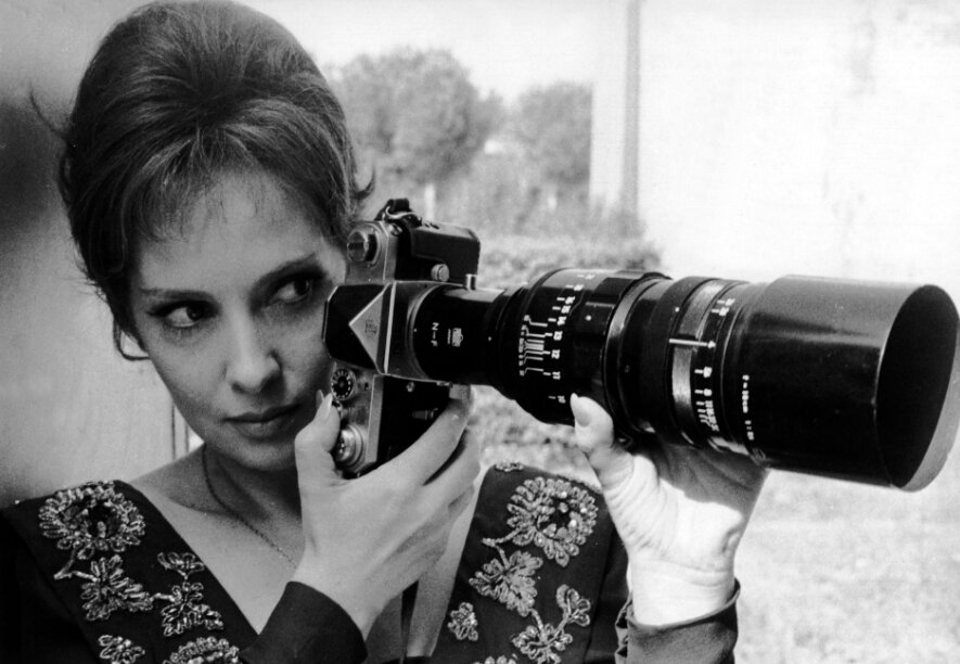 Джина Лоллобриджида с фотоаппаратом Джина Лоллобриджида с фотоаппаратом