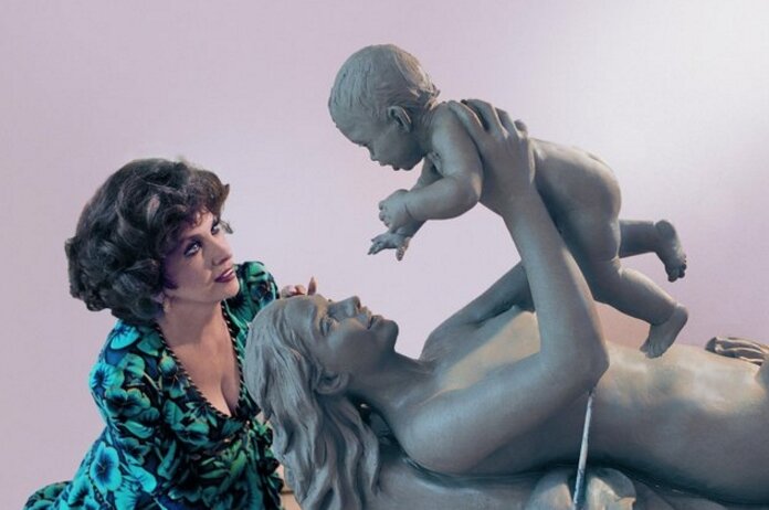 Джина Лоллобриджида со своей скульптурой Джина Лоллобриджида со своей скульптурой