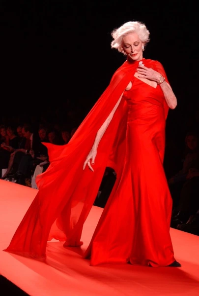 Кармен Делль’Орефиче дефилирует на благотворительном показе The Heart Truth Red Dress Collection в рамках Недели моды в Нью-Йорке, 2005 год Кармен Делль’Орефиче дефилирует на благотворительном показе The Heart Truth Red Dress Collection в рамках Недели моды в Нью-Йорке, 2005 год