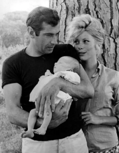 Катрин Денев с ребенком и мужем Катрин Денев с ребенком и мужем