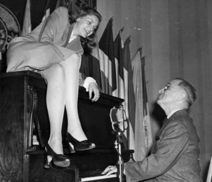 Лорен Бэколл и вице-президент Трумэн, 1945 г. Фото: Wikimedia Commons Лорен Бэколл и вице-президент Трумэн, 1945 г. Фото: Wikimedia Commons