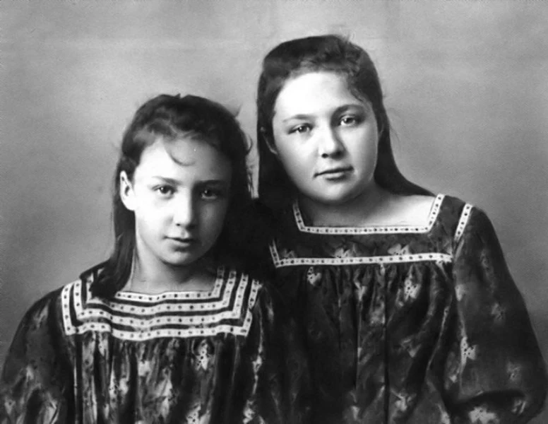 Анастасия и Марина Цветаевы в детстве. Анастасия и Марина Цветаевы в детстве.