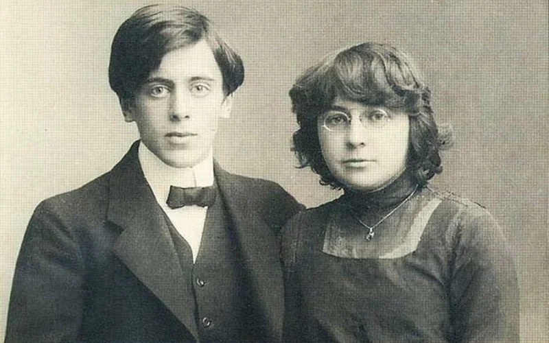 Марина Цветаева и Сергей Эфрон в 1912 году Марина Цветаева и Сергей Эфрон в 1912 году