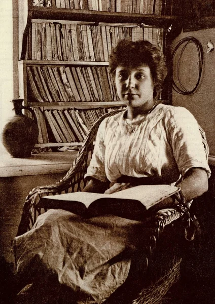 Марина Цветаеве в Коктебеле в доме Волошина, 1913 год Марина Цветаеве в Коктебеле в доме Волошина, 1913 год
