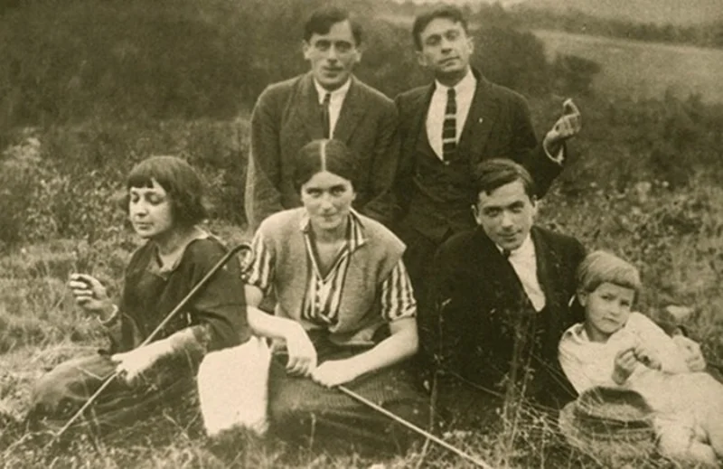 Марина Цветаева, Эфрон, Родзевич и другие в Праге в 1923 году Марина Цветаева, Эфрон, Родзевич и другие в Праге в 1923 году