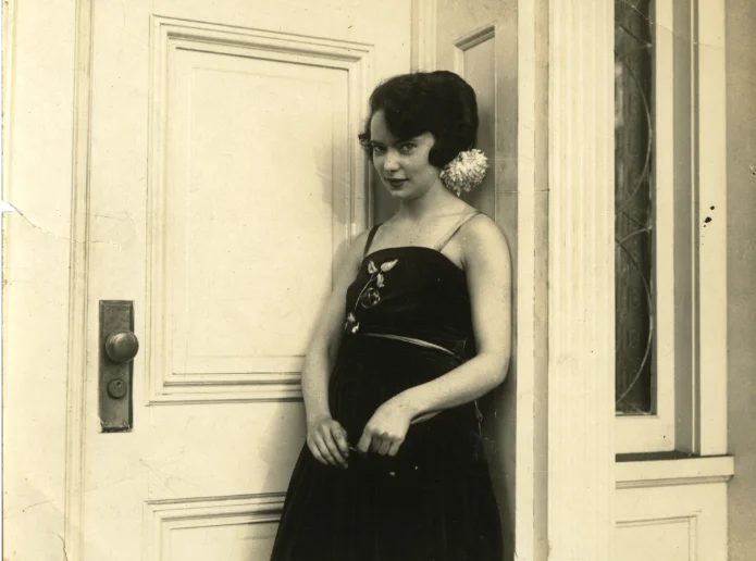 Юная Маргарет Митчелл в платье дебютантки перед балом. Атланта, 1920 год. Фото из коллекции Музея истории Атланты (Atlanta History Center). Юная Маргарет Митчелл в платье дебютантки перед балом. Атланта, 1920 год. Фото из коллекции Музея истории Атланты (Atlanta History Center).