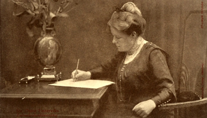 Сельма Лагерлёф за письменным столом Сельма Лагерлёф за письменным столом