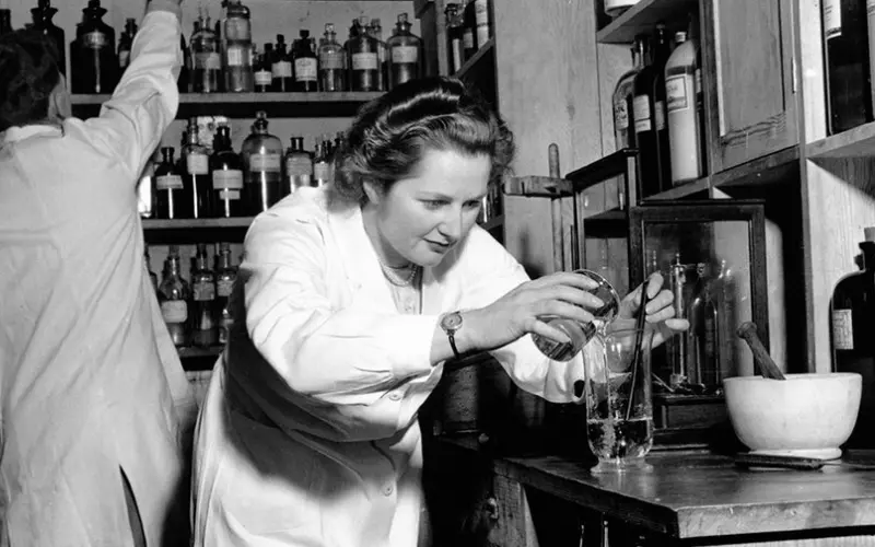 Маргарет Тэтчер за работой в лаборатории