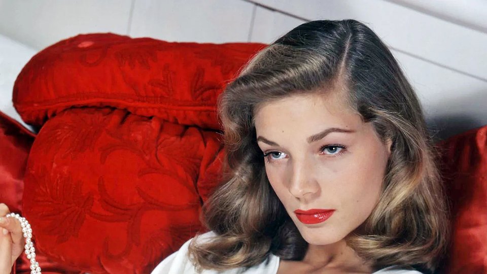 Лорен Бэколл: взгляд исподлобья