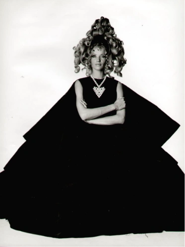 Верушка в платье-кейпе Madame Grès. Фотограф Ирвинг Пенн, Vogue, 1965 год. Верушка в платье-кейпе Madame Grès. Фотограф Ирвинг Пенн, Vogue, 1965 год.