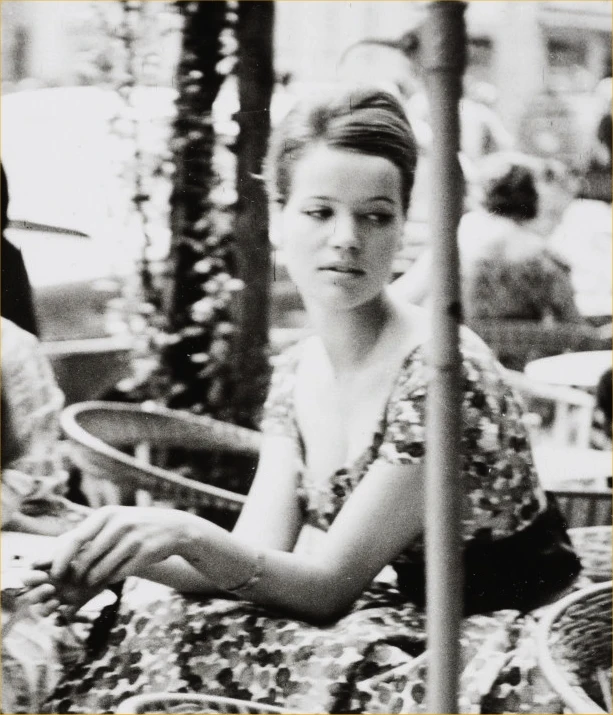 Вера фон Лендорф (будущая Верушка) в уличной кофейне. Мюнхен, 1960 год. Фото: Barbara Niggl Radloff / Münchner Stadtmuseum Вера фон Лендорф (будущая Верушка) в уличной кофейне. Мюнхен, 1960 год. Фото: Barbara Niggl Radloff / Münchner Stadtmuseum