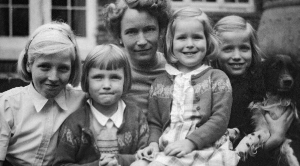 Немецкая икона моды 1960-х Верушка (справа с собакой) в окружении мамы и сестёр. Послевоенные годы. Фото: Архив семьи фон Лендорф Немецкая икона моды 1960-х Верушка (справа с собакой) в окружении мамы и сестёр. Послевоенные годы. Фото: Архив семьи фон Лендорф